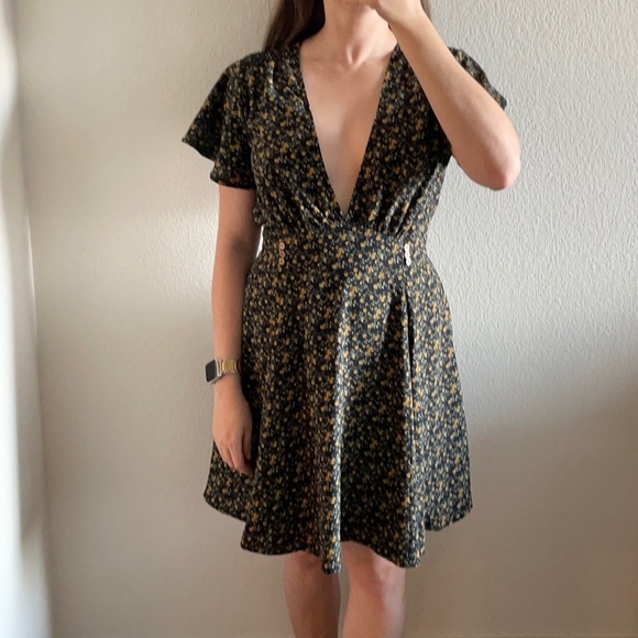 Blu Pepper Dresses & Skirts - LAST CHANCE 1/14 * PRICE FIRM * blu pepper Black Floral Plunge Dress